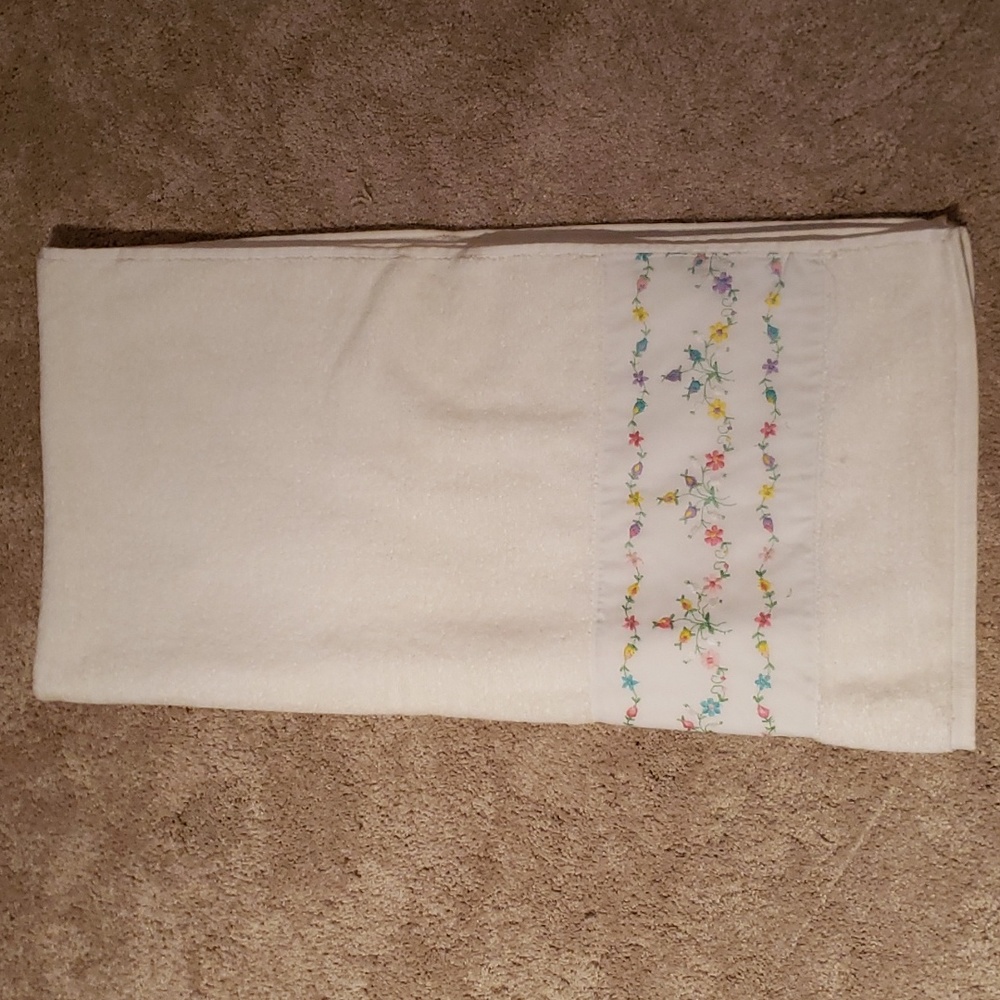 New Vintage Oscar De La Renta bath towel Royal Family Cannon floral embroidery